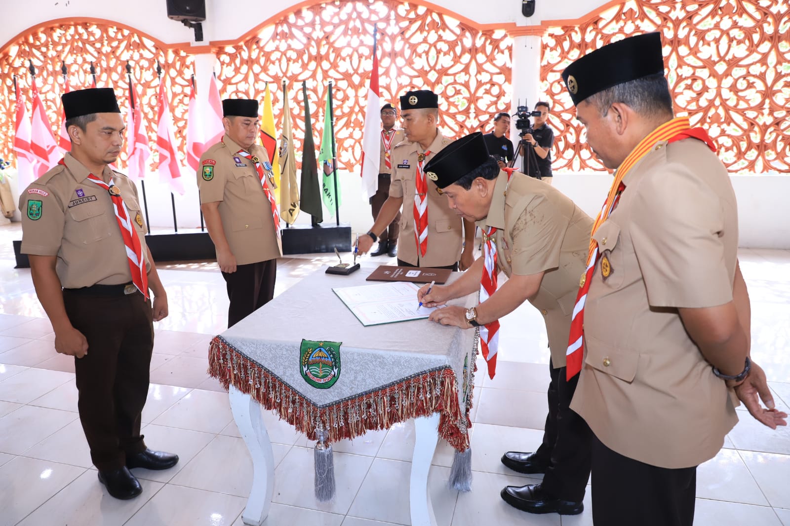 Bupati Rohul, H Sukiman selaku Ketua Mabicab Rohul melantik Pengurus Mejelis Pembimbingan Cabang, Pengurus Kwartir Cabang, LPK Kwartir Cabang dan Dewan Kerja Cabang Gerakan Pramuka Rohul, Kamis (30/5/2024). Foto Kominfo